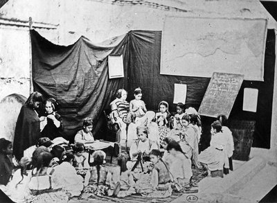 Scuola femminile ad Algeri, c.1860 da Jacques Antoine Moulin